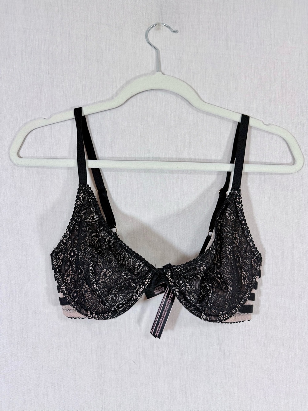 Victoria’s Secret 32DD Black Lace Underwire Bra with Strap Detail